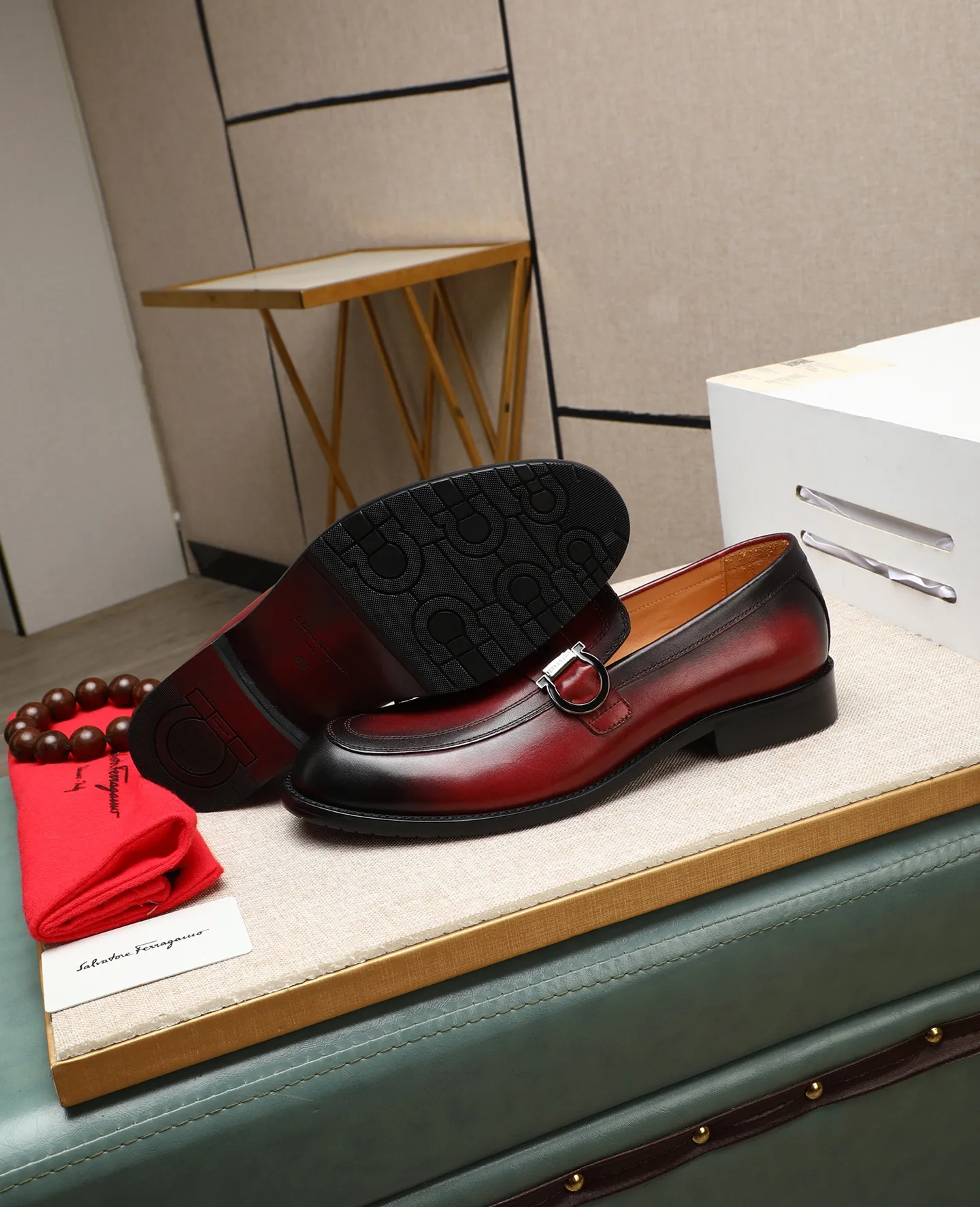 Men's shoes 💰560 📛📛(water-dyed cow lining) Salvatore Ferragamo high-end (Salvatore Ferragamo) is the world's top luxury footwear brand. It comes from the fashion kingdom of Italy. It is famous all over the world for its traditional handmade design and novel styles... 🚶🏻🚶🏻New suit shoes are available simultaneously at the counter. This model is made of pure handmade imported Italian calfskin fabric ➕soft water-dyed cowhide lining Original authentic outsole🌀🌀Size: 38➖44 (45 46 customized)
